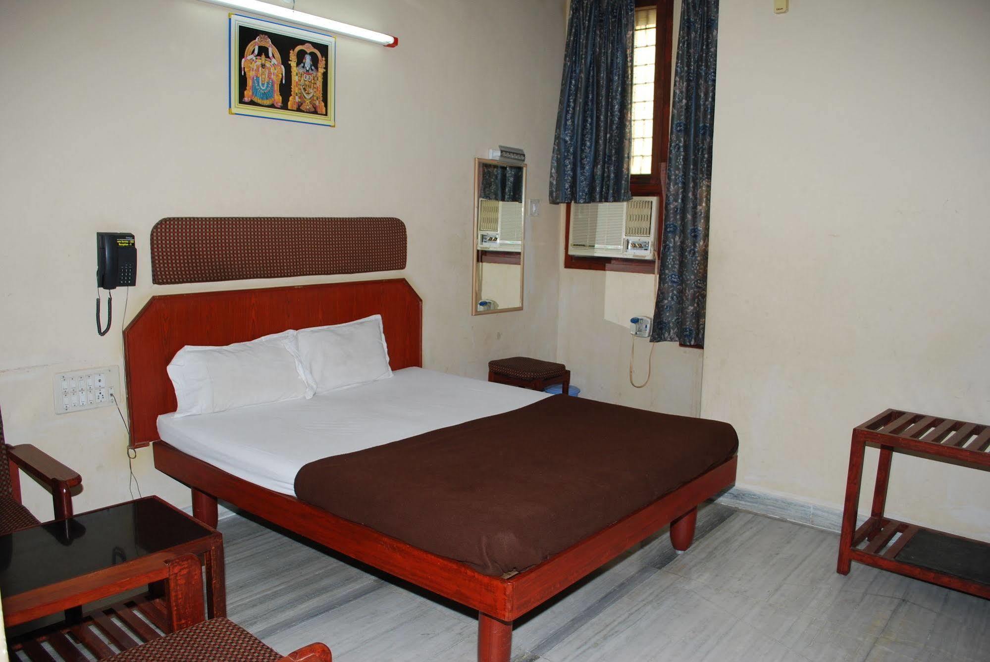 Hotel Sri Sai Residency Tirupati Zewnętrze zdjęcie